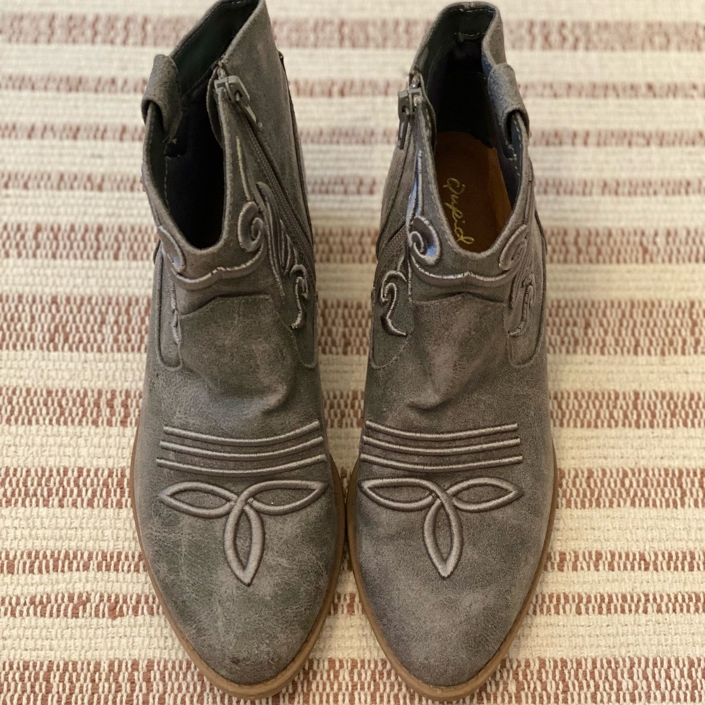 Qupid boutique cowboy booties grey size 7